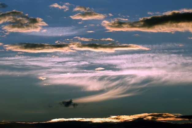 Le contraste expressif des nuages dans le ciel