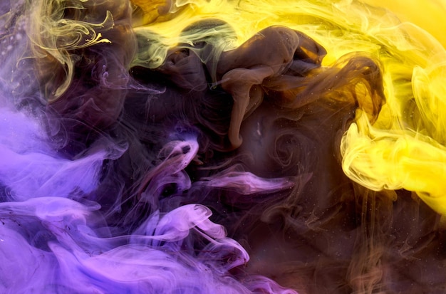 Contraste lumineux multicolore fumée légère fond abstrait peinture acrylique explosion sous-marine