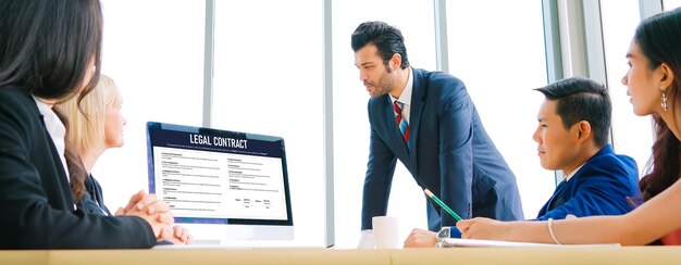 Le contrat juridique numérique fournit des termes et conditions du document confortablement sur l'écran