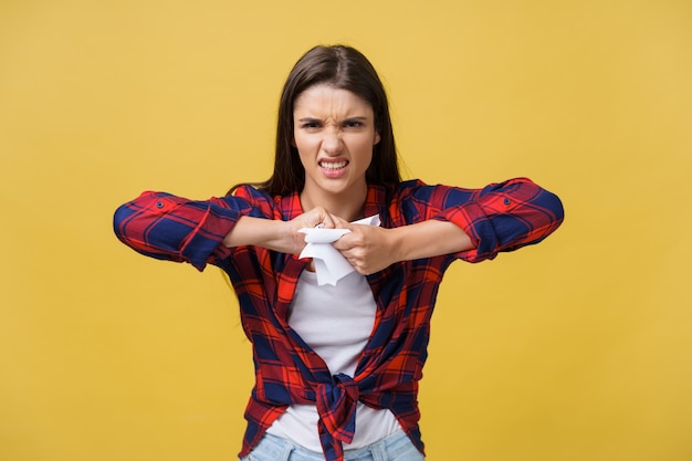 Contrat de larmes de jeune femme caucasienne agressive ou feuille blanche.