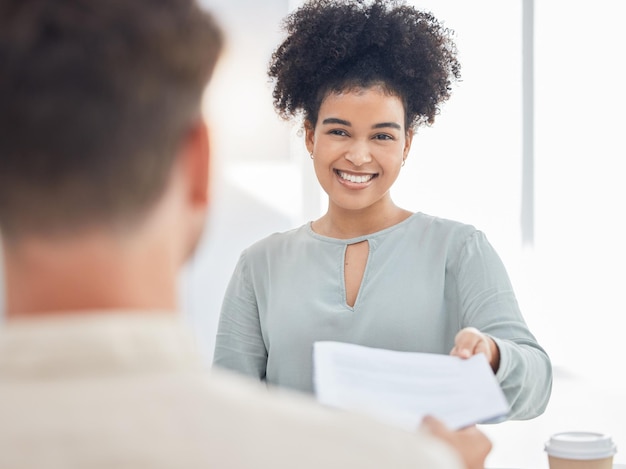 Contrat de recrutement et femme dans un entretien d'embauche avec un document cv ou un document de CV en hr avec un grand sourire Réunion d'embauche et une personne heureuse donnant un accord au responsable des ressources humaines