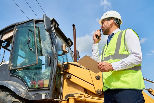 Contremaître en construction travaillant sur le site