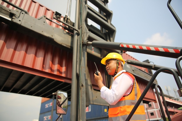 Le contremaître contrôle le navire de fret industriel Container Cargo dans l'industrie Transport et logistique