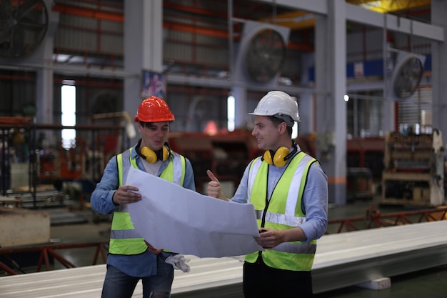 Contremaître ou ouvrier travaillant sur le site de l'usine vérifier la machine ou les produits sur le site Ingénieur ou technicien vérifiant le matériel ou la machine sur l'usine industrielle et l'usine