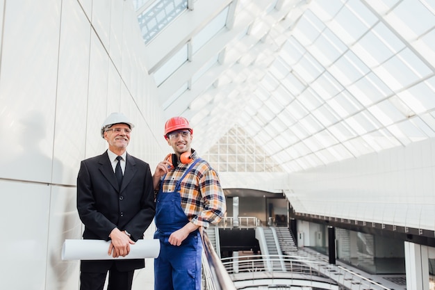 Le contremaître en uniforme montre le travail effectué au client