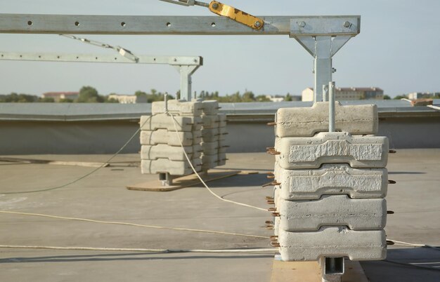 Contrepoids ou blocs de béton ou briques de balance de poids faisant partie d'une plate-forme suspendue à câble métallique