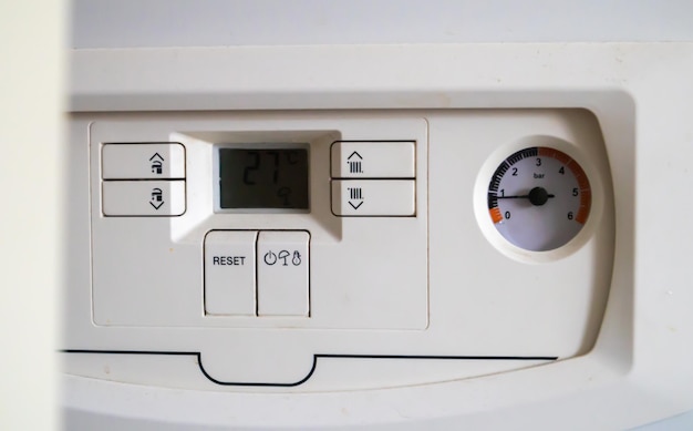 Contrôle interne d'une chaudière à gaz à double circuit avec capteur de pression et de température dans le système de chauffage domestique, fermer. Concept de maison économe en énergie et efficace en image. Mise au point sélective.
