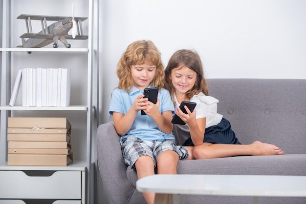 Contrôle parental enfants seuls avec téléphone à la maison médias sociaux dépendance au téléphone enfants amis et ven