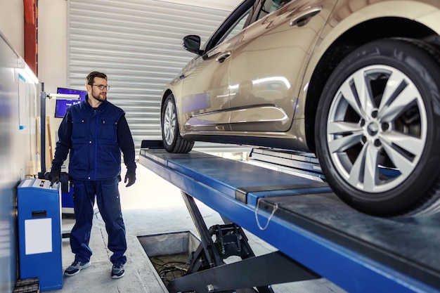 Contrôle technique de la voiture Diagnostic de la voiture lors du contrôle technique