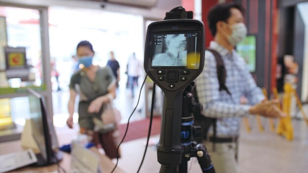 Contrôle de la température dans une épicerie de supermarché avec une caméra thermique installée Épidémie de pandémie de coronavirus