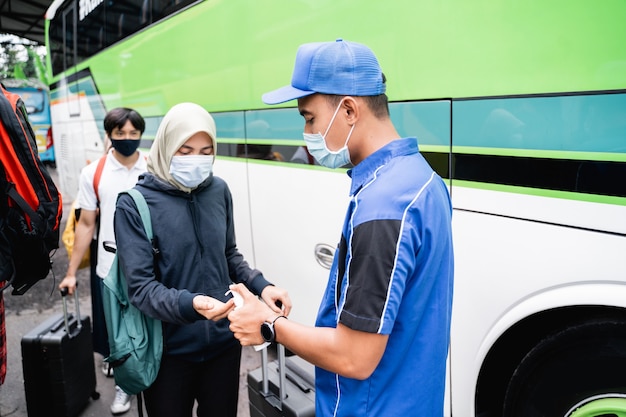 Contrôle de la température des passagers asiatiques et désinfection des mains avant de prendre le bus