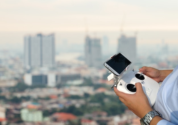 Contrôleur de drone sur fond de ville