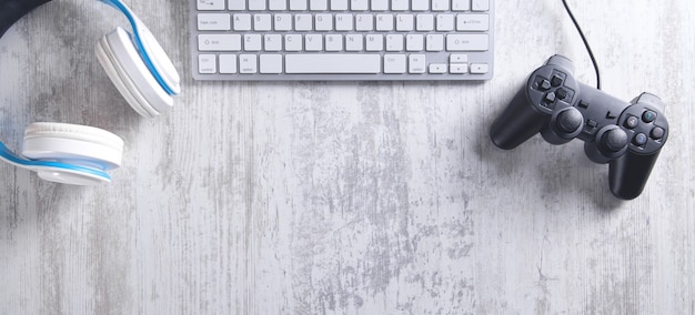 Contrôleur de jeu avec casque et clavier d'ordinateur.