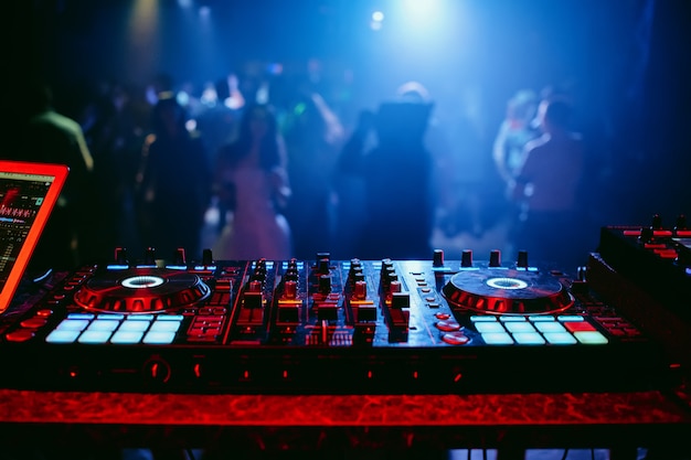 Contrôleur de mixage DJ lors d'une fête dans une boîte de nuit