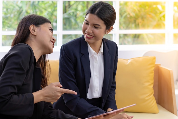 Conversation d&#39;affaires au café