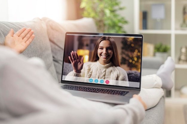 Conversation agréable avec la famille à l'aide d'un ordinateur portable