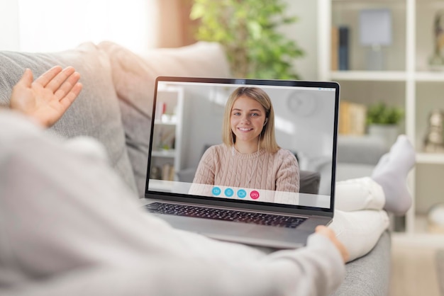 Une conversation agréable avec un ordinateur portable