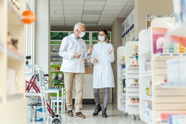 Conversation amicale avec un collègue pharmacien et promenade dans la pharmacie