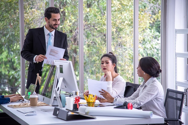 Conversation du patron avec une équipe ou un groupe d'affaires dans un bureau moderne