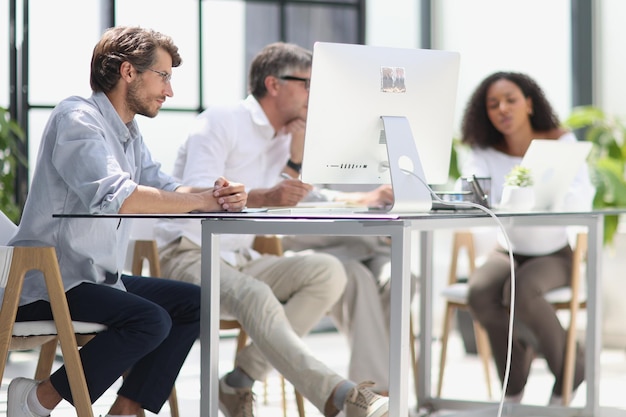 Conversation entre managers et employés au bureau