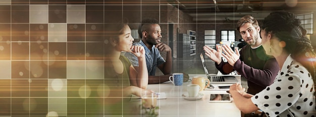 Photo conversation des gens d'affaires et travail d'équipe dans une réunion planification ou rétroaction pour projet de proposition ou démarrage technologique mockup espace bokeh ou leader avec grille de groupe ou idées avec discussion ou parler