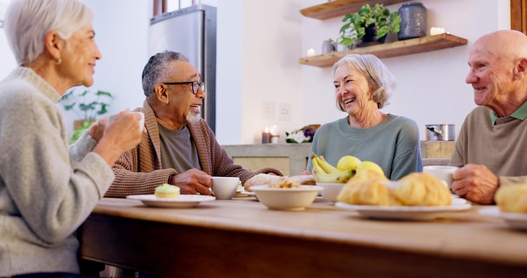 Photo conversation soirée de thé et un groupe de personnes âgées dans le salon d'une maison communautaire pour un sourire social amis ou la retraite avec des hommes et des femmes âgés ensemble dans un appartement pour une visite
