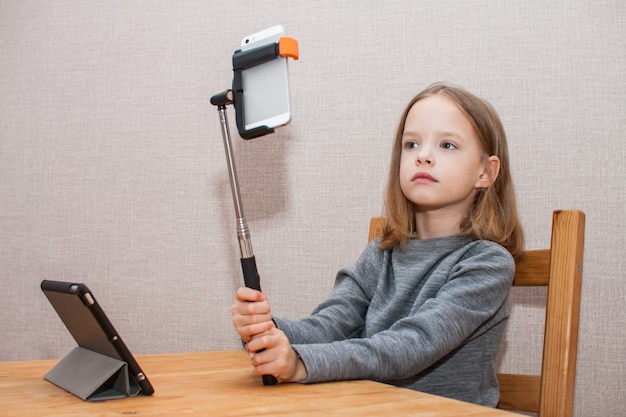 Conversation via communication vidéo sur un smartphone avec une clé à selfie.