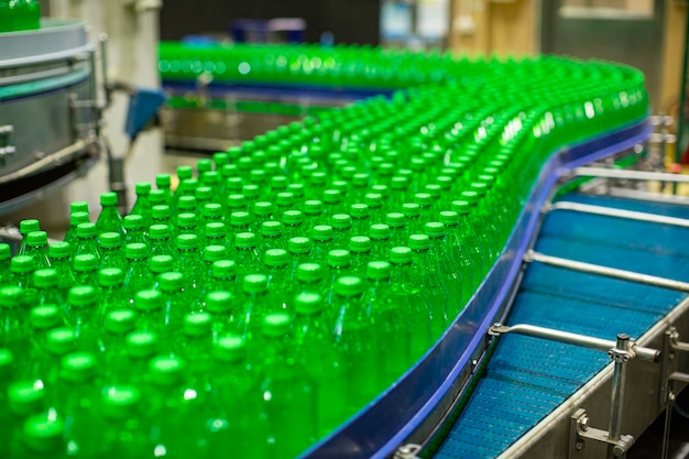 Convoyeur intérieur d'usine de boisson coulant avec des bouteilles pour le jus vert ou l'eau