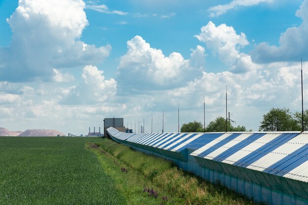 Un convoyeur d'une longueur de plusieurs kilomètres pour le transport du minerai de potasse vers une usine de transformation