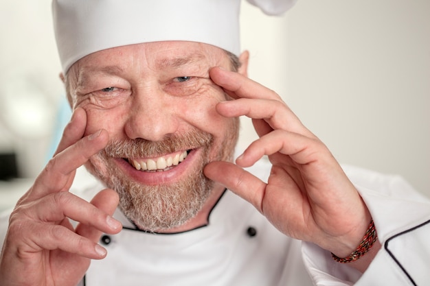 Cook dans le bonnet blanc rit