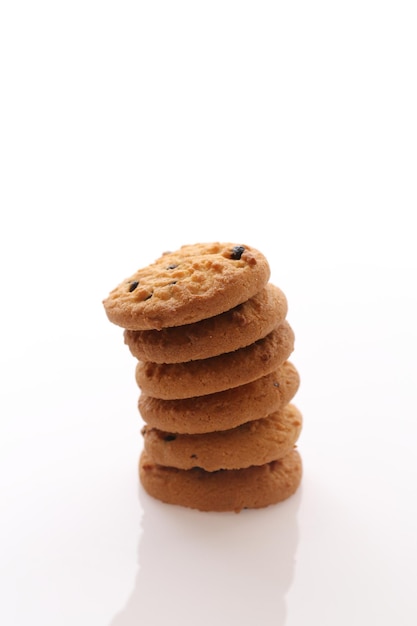 Cookie aux pépites de chocolat isolé en fond blanc