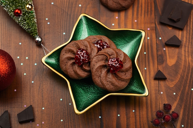 Cookie - biscuits au chocolat sur la plaque - fond de décorations de Noël de nourriture