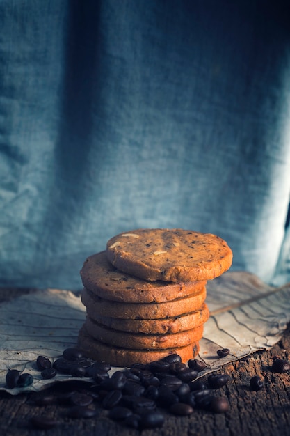 Photo cookie de café sur la table en bois