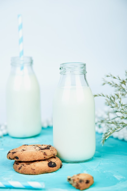 Cookie chocolat avec des bouteilles de lait.