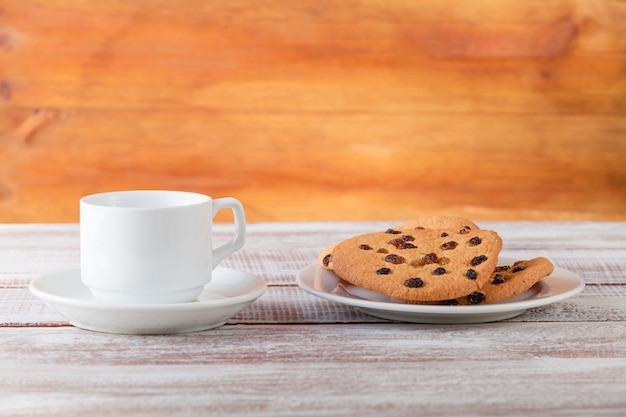 Cookie chocolat et thé sur une table en bois