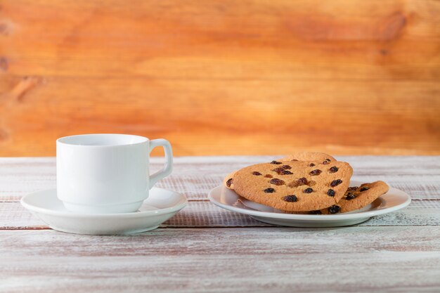 Cookie chocolat et thé sur une table en bois