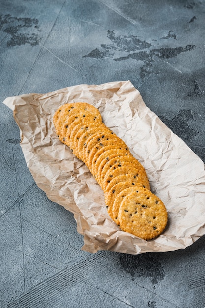 Cookie fitness sucré et jeu de sésame, sur table grise