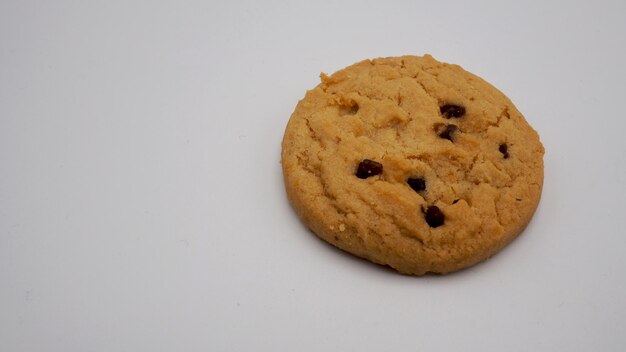 Photo cookie à la fraise et au chocolat blanc sur fond blanc