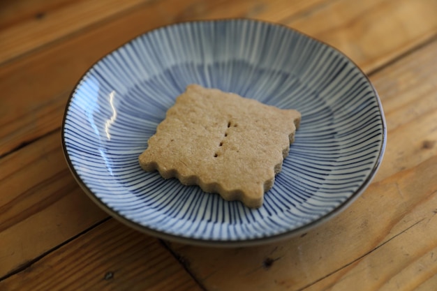 Photo cookie isolé sur fond de bois