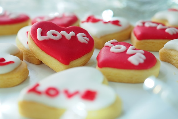 Cookie rouge coeur amoureux le jour de la Saint-Valentin.