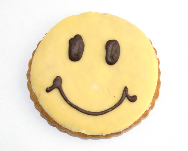 Un cookie avec un sourire drôle.