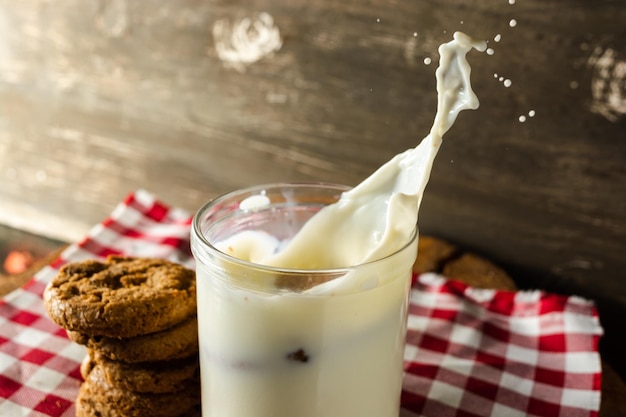 cookie tombant sur une tasse de lait