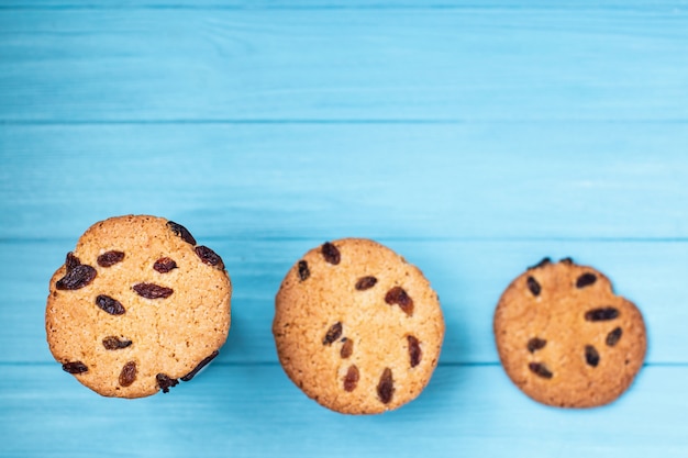 Cookies d'affilée sur le mur bleu. Mise au point sélective