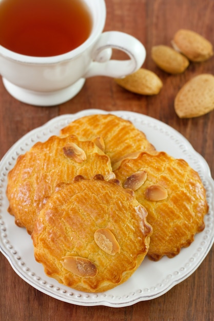 Cookies sur assiette et tasse de thé