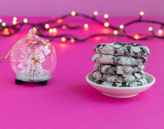 Cookies au chocolat enneigés sur fond rose