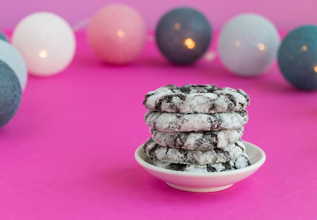 Cookies au chocolat enneigés sur fond rose