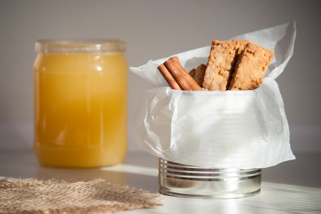 Cookies au miel et à la cannelle. Petit déjeuner, collation savoureuse.