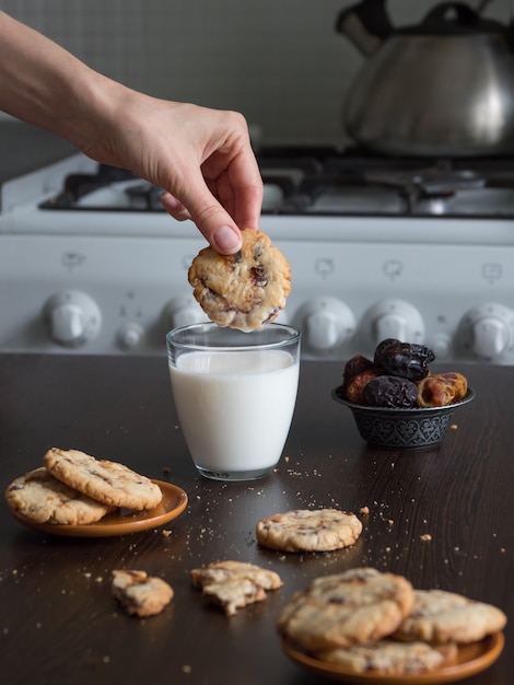 Les cookies aux dattes sont trempés dans du lait sur la cuisine