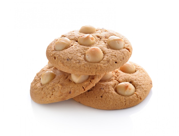 Cookies aux noix de macadamia sur fond blanc.