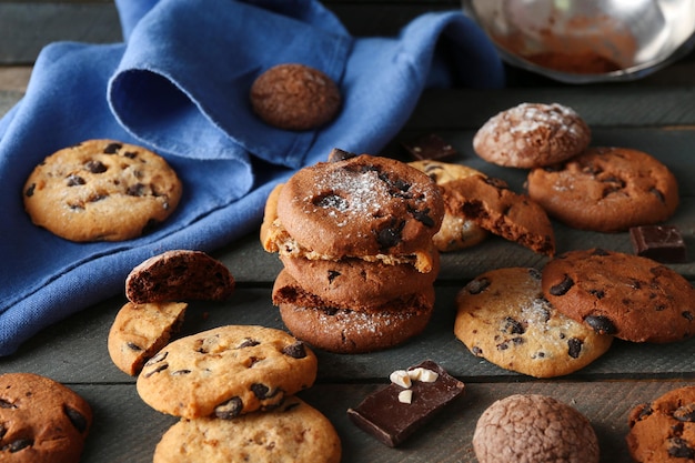 Cookies aux pépites de chocolat à côté de la serviette sur fond de bois